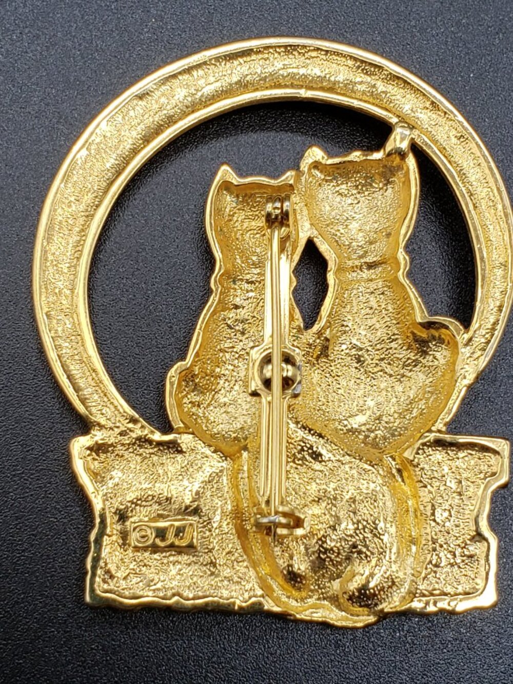 JJ Jonette Brooch Cat Lovers in Moon Silhouette Brick Wall Gold Tone Kittens - Picture 3 of 4